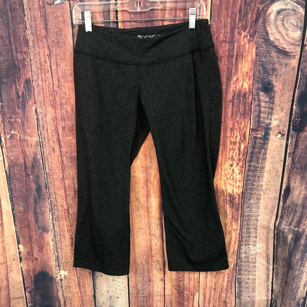 BEYOND YOGA CHARCOAL CAPRIS M